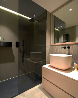Modern gestaltetes Badezimmer
